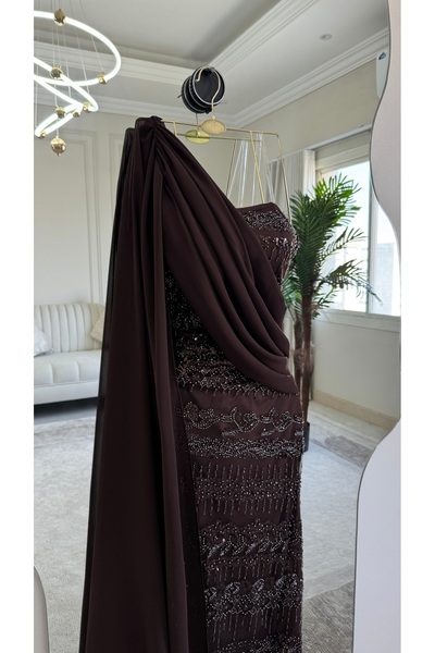 MALAZ One-shoulder luxury dress: elegantly Draped chiffon cape.
