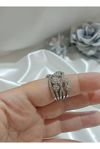 burjalmodah A silver studded ring adds a luxurious shine to your look!