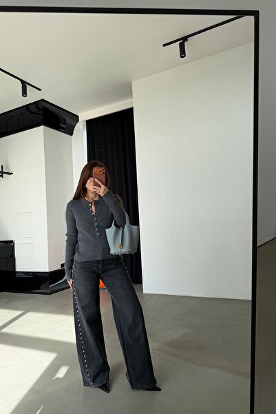 Özge Özgenç Джинси з асиметричним кроєм і заклепками