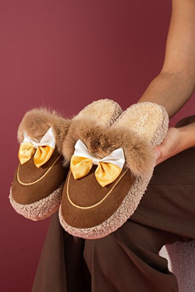 FUGA MODA شبشب منزلي من Lufina Taba مزود بفيونكة وياقة من الفرو وتفاصيل من ال...