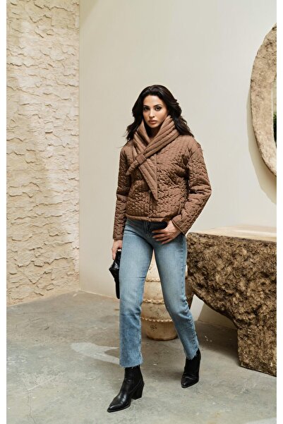 Serica Moda Καφέ καπιτονέ κοντό παλτό με λεπτομέρεια φουλάρι