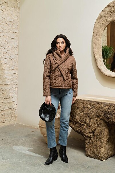 Serica Moda Καφέ καπιτονέ κοντό παλτό με λεπτομέρεια φουλάρι