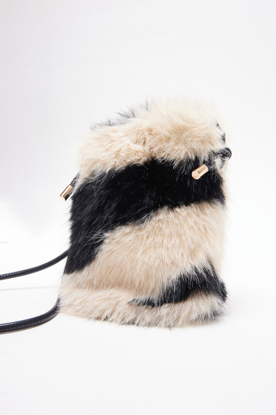 PAULMARK Γυναικεία βελούδινη τσάντα με σχέδιο ζέβρα