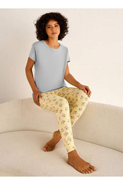 FAV طقم بيجامة مزهر مكون من تيشيرت وبنطال