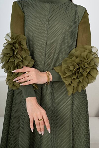 SELSAL A pleated dress decorated with ruffles