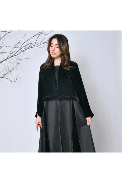 HAWRAA ABAYA عباية مخمل فاخرة بتصميم كلاسيكي راقٍ – أسود