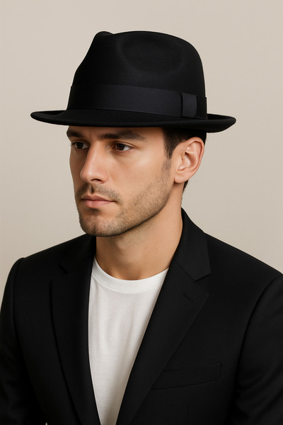 CosmoOutlet Ανδρικό υλικό από μαύρη τσόχα, κλασικό μοντέλο με ρίγες, ρυθμιζόμενο καπέλο Fedora από το εσωτερικό