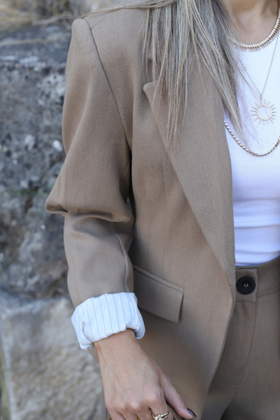 bytugcekaya Μπλέιζερ με λεπτομέρεια στο μανίκι και λεπτομέρεια στη μέση από καμβά