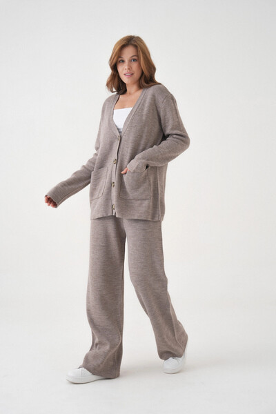 Park Karon Women's V-Neck Pocket Detail Button Closure Oversized Jacket Pants Two-Piece Knitwear Set