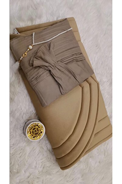 STAYILK DRESSES A sophisticated women's prayer set consisting of a comfortable abaya and a padded prayer mat with a modern design that combines luxury and comfort.