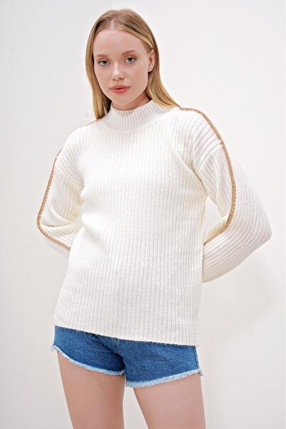 ikomteks Elegant Women's Knitwear Sweater with Stripe on the Sleeve