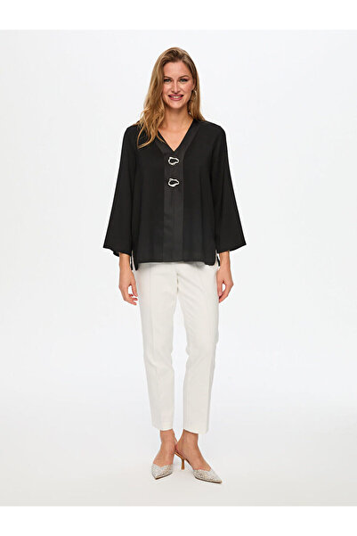 Faik Sönmez Saten Garnili Metal Aksesuarlı V Yaka Bluz W26BLZ023