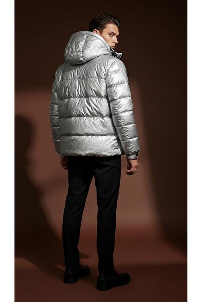 Plus Scorpion Modern men’s jacket, warm and lightweight, featuring a metallic design and a hood.