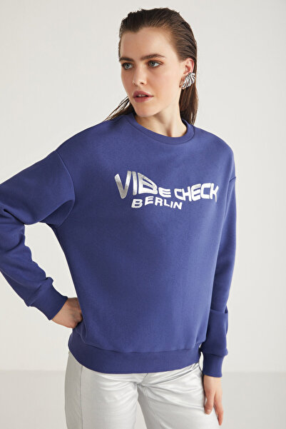 ETHIQUET سويت شيرت نسائي من CLOVER برقبة دائرية وتفاصيل مطبوعة باللون الأزرق ...