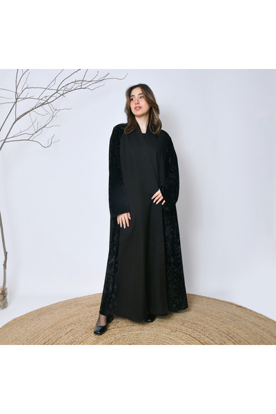 HAWRAA ABAYA عباية شتوية سوداء مخملية فاخرة – تصميم أنيق من عبايات حوراء
