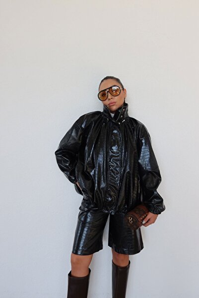 Özge Özgenç Yılan Desenli Deri Ceket