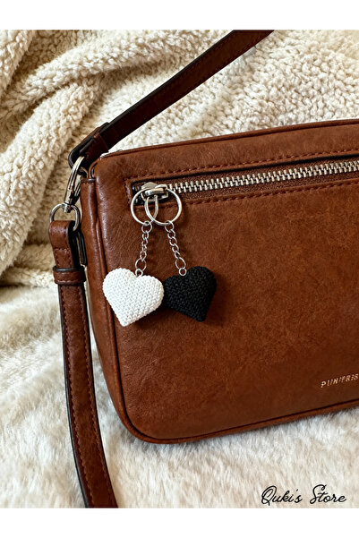 Qukis Store سلسلة مفاتيح على شكل قلب 2 قطعة، 1 قطعة باللون الأسود، 1 قطعة بال...