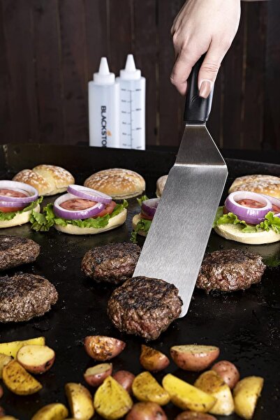 Blackstone 5-Piece Professional Grill Tool Set (473ml bottle, 2 spoons, scraper, cookbook)