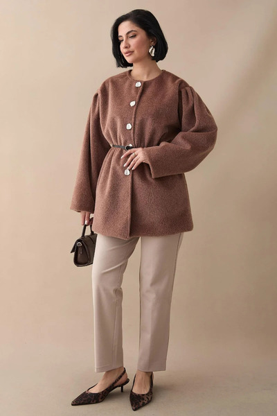 RFK Butik سترة نسائية من الريش التايلاندي للموسم الجديد مع حزام وتفاصيل أزرار...