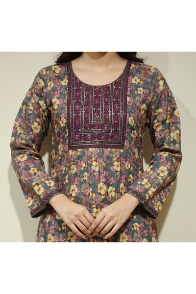 Maison Emarat جلابية مطبوع بنقشة زهور بألوان ترابية دافئة