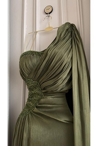 berlanty Luxurious olive-colored one-shoulder evening dress with a flowing sash