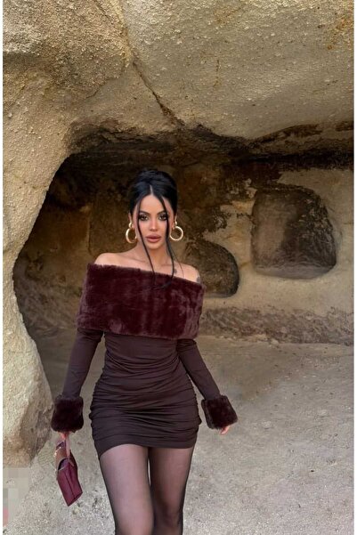 aytenli Μίνι μακρυμάνικο υφασμάτινο φόρεμα με γιακά Madonna με πλάγιο πίσω κολάρο με μανίκια με λεπτομέρεια από γούνα