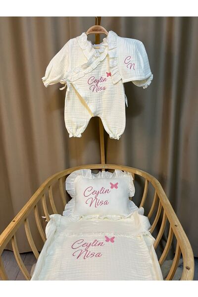 handemnakış tasarım İsimli Nakışlı Müslin Yenidoğan 4'lü Set - Fırfırlı Kruva...