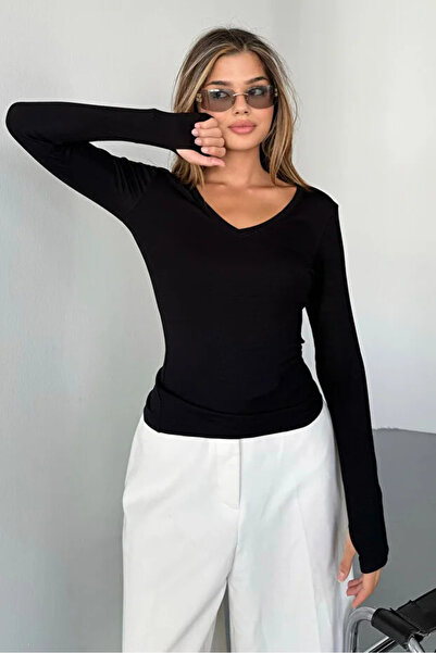 jeneric بلوزة سوداء بياقة على شكل حرف V وتفاصيل من قماش بززي قصة ضيقة