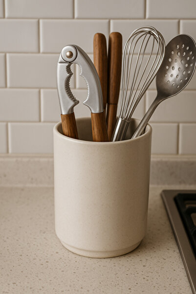 BeigeCo. كسارة جوز من الفولاذ المقاوم للصدأ بمقبض من خشب السنط