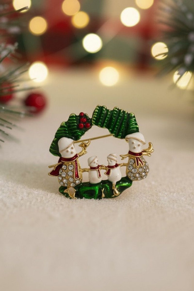 Jaida Moda Kadın 4 Kişilik Aile Figürlü Yılbaşı Broş – Sıcak ve Sevimli Yeni Yıl Aksesuarı