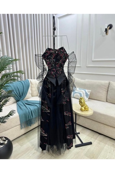 RUANI BIUTI Black evening dress embroidered with roses and featuring puffy chiffon sleeves