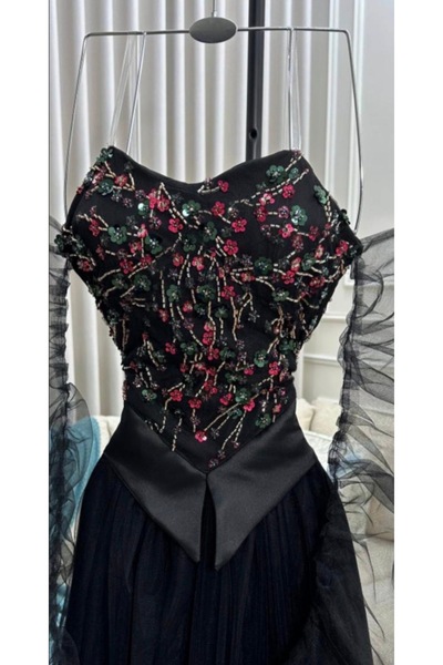 RUANI BIUTI Black evening dress embroidered with roses and featuring puffy chiffon sleeves