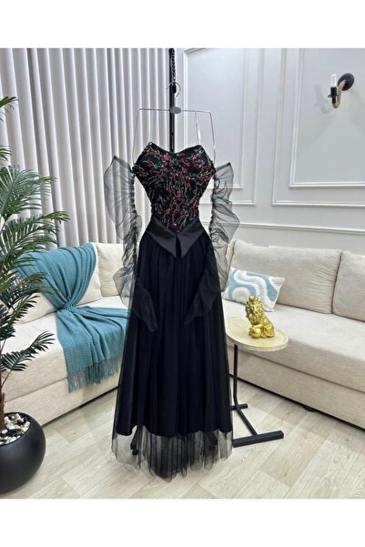 RUANI BIUTI Black evening dress embroidered with roses and featuring puffy chiffon sleeves