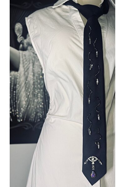 Maison MeDa Anubis’in Uyanışı | Taş Detaylı Lacivert Tasarım Kravat –