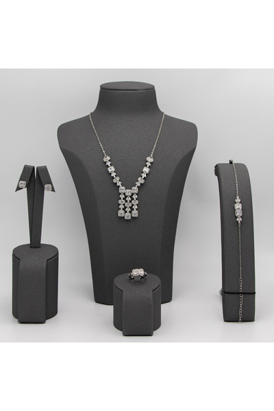 Generic A luxurious silver set adorned with zircon – elegance for every moment