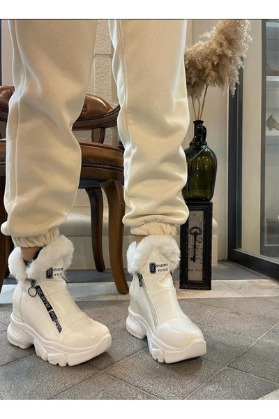 apelles Παπούτσια Εστονίας Λευκό τσαλακωμένο λουστρίνι με βελούδινη λεπτομέρεια και σφήνα τακούνι Κοντές μπότες