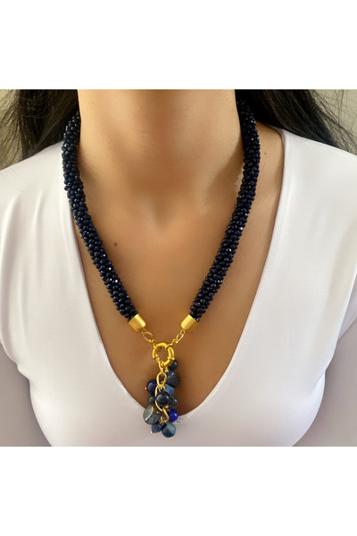 Takkı by Handan Kristal el örgüsü ve lapis taşı ile tasarlanmış kolye.