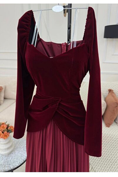 FAKHM AL SAWAR A beautiful and very elegant burgundy velvet dress