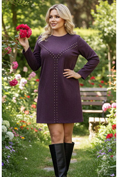 FOR ESRA BIG TREND Γυναικείο φόρεμα μεγάλου μεγέθους Trok με λεπτομέρεια αξεσουάρ, λαιμόκοψη, κλείσιμο με φερμουάρ στην πλάτη, κοντό ελαστικό φόρεμα από σκουμπάκι