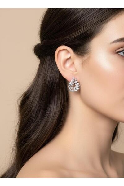 Toka Delisi Kadın Trend Modern Line Gümüş Renk Taşlı Küpe