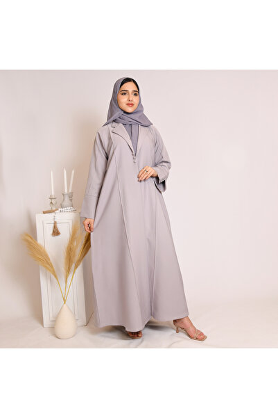 HAWRAA ABAYA Blazer-style abaya in light gray, decorated with buttons and a pleat at the back.