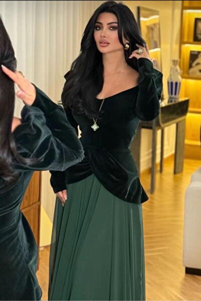 Riva A long and elegant evening dress that combines felt and georgette fabric.