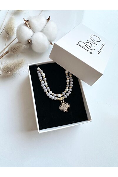 NevoAccessory قلادة ذهبية مرصعة بالخرز الرمادي بأربع أوراق – تصميم أنيق وراقي