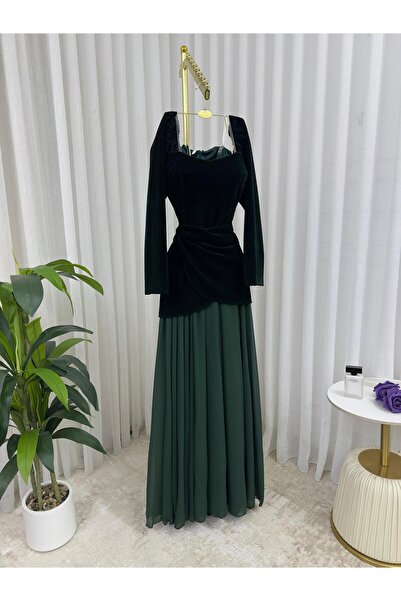 Riva A long and elegant evening dress that combines felt and georgette fabric.