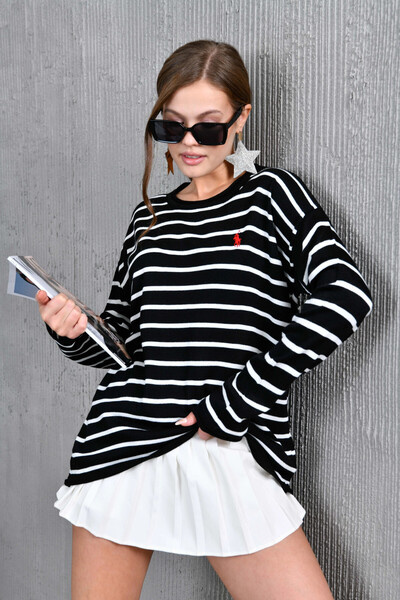 Park Karon Women's Crew Neck Striped Embroidery Detail Oversized Knitwear Sweater