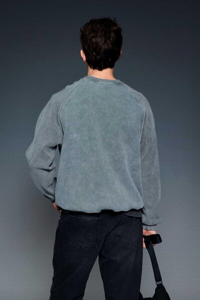 ablukaonline Ανδρικό φούτερ oversized με λεπτομέρεια vintage κεντήματος που πλένεται αναλογικά στο ανθρακί