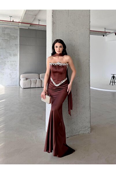 Serica Moda Βραδινό φόρεμα από σατέν με καφέ στράπλες και κεντημένο σάλι με λεπτομέρειες