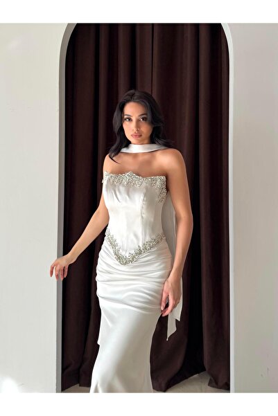 Serica Moda Λευκό σατέν βραδινό φόρεμα με στράπλες και κεντημένο σάλι με λεπτομέρειες