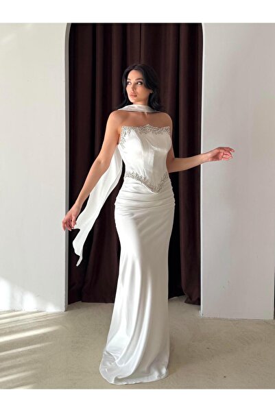 Serica Moda Λευκό σατέν βραδινό φόρεμα με στράπλες και κεντημένο σάλι με λεπτομέρειες