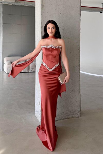 Serica Moda Βραδινό φόρεμα από σατέν με λεπτομέρεια σάλι με κεντημένη πέτρα κανέλας